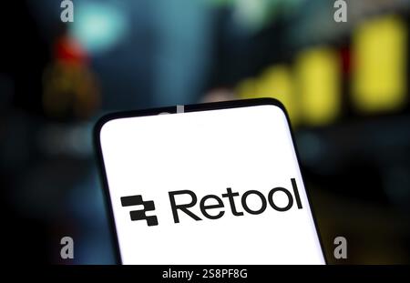 Das Logo für das Werkzeug wird auf dem Smartphone angezeigt. Das UmTool ist eine schnelle Methode, um ein internes Werkzeug zu erstellen Stockfoto