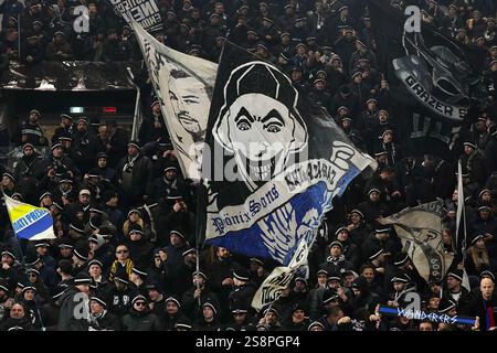 Januar 2025, Bergamo, Italien: Italien, Bergamo, 21.01.2025: Fans von Sturm Graz schwingen beim Fußballspiel Atalanta BC gegen Sturm Graz, UCL 2024-2025, Ligapause MD 7, Gewiss-Stadion. Italien, Bergamo, 2025 01 21: Atalanta BC gegen Sturm Graz, UEFA Champions League 2024/2025, Ligapause – Spieltag 7 im Gewiss-Stadion. (Kreditbild: © Fabrizio Andrea Bertani/Pacific Press via ZUMA Press Wire) NUR REDAKTIONELLE VERWENDUNG! Nicht für kommerzielle ZWECKE! Stockfoto