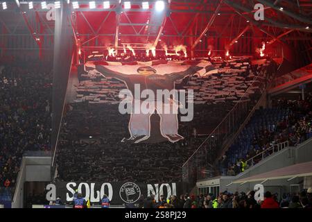 Bergamo, Italien. Januar 2025. Italien, Bergamo, 21.01.2025: Choreographie in den Tribünen von Sturm Graz während des Fußballspiels Atalanta BC vs Sturm Graz, UCL 2024-2025, Ligapasendauer MD 7, Gewiss Stadium. Italien, Bergamo, 2025 01 21: Atalanta BC gegen Sturm Graz, UEFA Champions League 2024/2025, Ligapause – Spieltag 7 im Gewiss-Stadion. (Kreditbild: © Fabrizio Andrea Bertani/Pacific Press via ZUMA Press Wire) NUR REDAKTIONELLE VERWENDUNG! Nicht für kommerzielle ZWECKE! Stockfoto