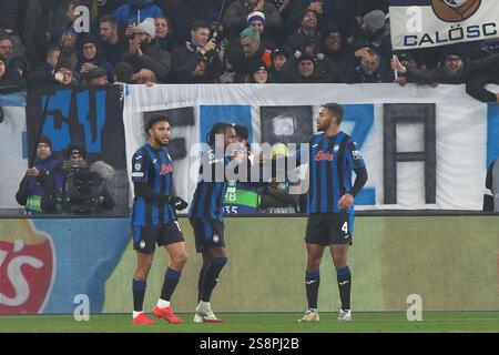Bergamo, Italien. Januar 2025. Italien, Bergamo, 21.01.2025: Ademola Lookman (Atalanta) erzielt und feiert das Tor 4-0 bei 90' während des Fußballspiels Atalanta BC gegen Sturm Graz, UCL 2024-2025, League Phase MD 7, Gewiss Stadium. Italien, Bergamo, 2025 01 21: Atalanta BC gegen Sturm Graz, UEFA Champions League 2024/2025, Ligapause – Spieltag 7 im Gewiss-Stadion. (Kreditbild: © Fabrizio Andrea Bertani/Pacific Press via ZUMA Press Wire) NUR REDAKTIONELLE VERWENDUNG! Nicht für kommerzielle ZWECKE! Stockfoto