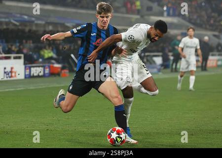 Bergamo, Italien. Januar 2025. Italien, Bergamo, 21.01.2025: Charles de Ketelaere (Atalanta) greift in der ersten Halbzeit das Straffeld während des Fußballspiels Atalanta BC gegen Sturm Graz, UCL 2024-2025, League Phase MD 7, Gewiss Stadium an. Italien, Bergamo, 2025 01 21: Atalanta BC gegen Sturm Graz, UEFA Champions League 2024/2025, Ligapause – Spieltag 7 im Gewiss-Stadion. (Kreditbild: © Fabrizio Andrea Bertani/Pacific Press via ZUMA Press Wire) NUR REDAKTIONELLE VERWENDUNG! Nicht für kommerzielle ZWECKE! Stockfoto