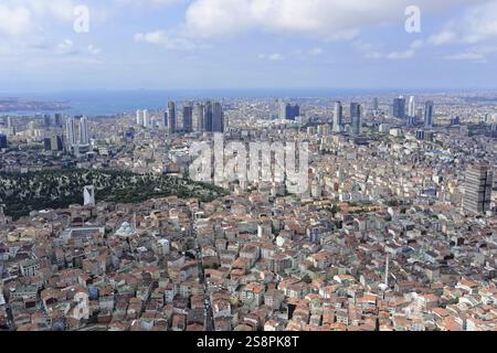 Hotel SAPPPHIRE, Aussichtsplattform 226 m hoch, Blick von Istanbul Saphir, Panoramablick auf eine dicht bebaute Stadt mit Wolkenkratzern und Meer in der Bucht Stockfoto