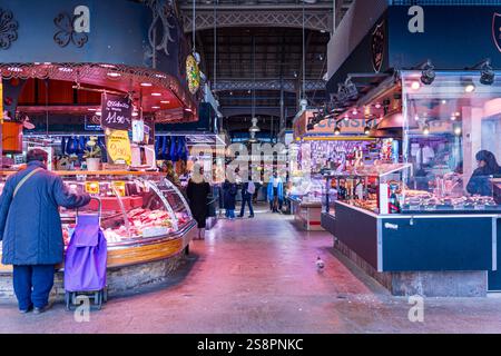 Barcelona, Spanien - 20. Januar 2025: Menschen und Touristen werden auf dem Wahrzeichen Mercat de Sant Josep de la Boqueria, einem berühmten historischen Markt und Tou, gesehen Stockfoto
