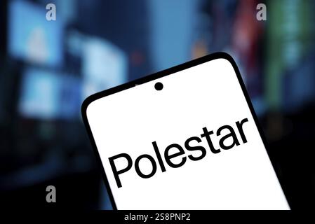 Das Polestar-Logo wird auf dem Smartphone angezeigt. Polestar ist ein schwedischer Automobilhersteller, der ein Unternehmen für Elektroautos herstellt Stockfoto