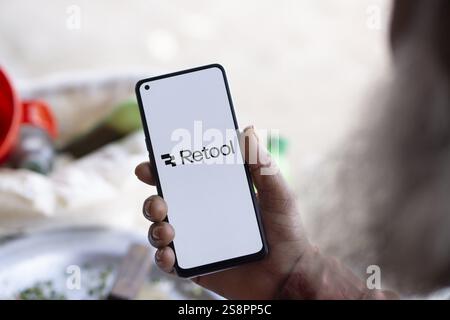 Das Logo für das Werkzeug wird auf dem Smartphone angezeigt. Das UmTool ist eine schnelle Methode, um ein internes Werkzeug zu erstellen Stockfoto