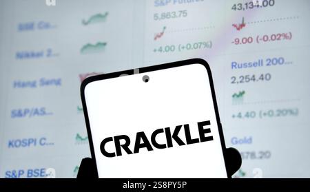 Das Crackle-Logo wird auf dem Smartphone angezeigt. Crackle ist eine US-amerikanische Video-Streaming-Plattform Stockfoto