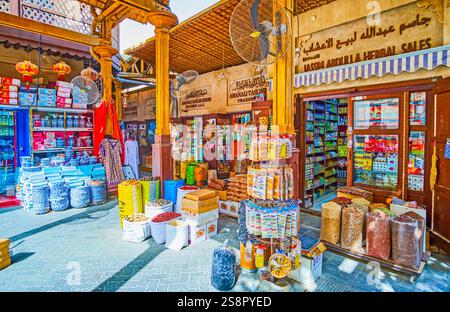 DUBAI, VAE - 2. MÄRZ 2020: Spazieren Sie durch den Gewürzmarkt des Grand Souq Deira und genießen Sie die Atmosphäre östlicher Einkaufsmöglichkeiten, duftender Gewürze und großer Amou Stockfoto