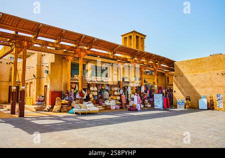 DUBAI, VAE - 2. MÄRZ 2020: Die Geschäfte und Stände des Bur Dubai Grand Souq sind in historischen Gebäuden mit Holzdach und barjeel-Windfang untergebracht Stockfoto