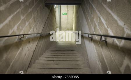 Ein Bild von Treppen in den Keller Stockfoto