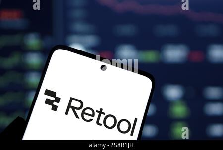 Das Logo für das Werkzeug wird auf dem Smartphone angezeigt. Das UmTool ist eine schnelle Methode, um ein internes Werkzeug zu erstellen Stockfoto