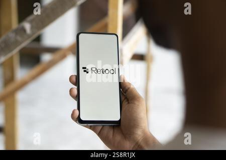 Das Logo für das Werkzeug wird auf dem Smartphone angezeigt. Das UmTool ist eine schnelle Methode, um ein internes Werkzeug zu erstellen Stockfoto