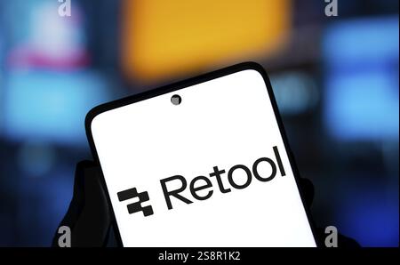 Das Logo für das Werkzeug wird auf dem Smartphone angezeigt. Das UmTool ist eine schnelle Methode, um ein internes Werkzeug zu erstellen Stockfoto