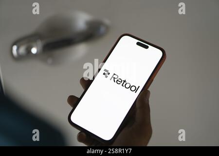 Das Logo für das Werkzeug wird auf dem Smartphone angezeigt. Das UmTool ist eine schnelle Methode, um ein internes Werkzeug zu erstellen Stockfoto