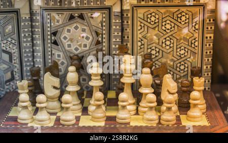 Intellektuelles Spiel - Schach. Schachfiguren aus Holz auf dem Schachbrett Stockfoto