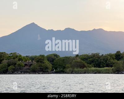 Verteidigungsturm auf See im Hintergrund des Vulkans Mombacho Stockfoto