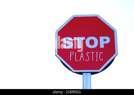 Kunststoff stoppen. Umweltaktivismus-Konzept. Worte geschrieben auf einem Autobahnstopp-Schild. Stockfoto