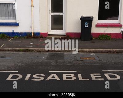 Behindertenparkplatz in einer Wohnstraße vor einer Terrassenanlage. Stockfoto