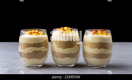 Köstliches Dessert Mango Kleinigkeiten im Glas Stockfoto
