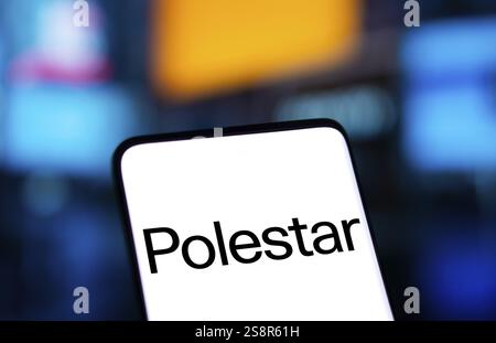 Das Polestar-Logo wird auf dem Smartphone angezeigt. Polestar ist ein schwedischer Automobilhersteller, der ein Unternehmen für Elektroautos herstellt Stockfoto