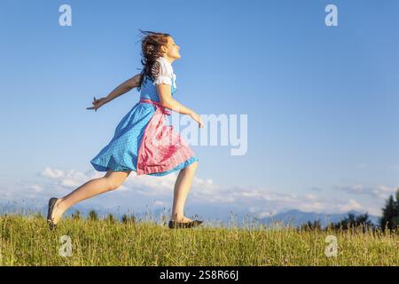 Eine Frau in bayerische Dirndl in der Natur Stockfoto