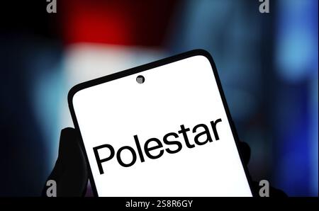 Das Polestar-Logo wird auf dem Smartphone angezeigt. Polestar ist ein schwedischer Automobilhersteller, der ein Unternehmen für Elektroautos herstellt Stockfoto