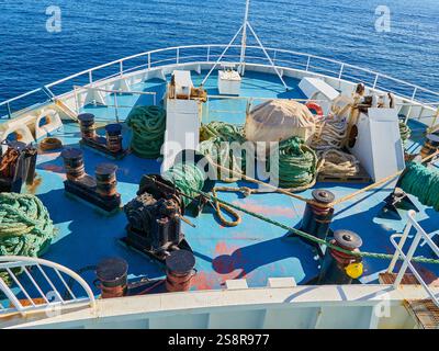 Fischernetze und Seile auf dem Deck eines Kreuzfahrtschiffs Stockfoto