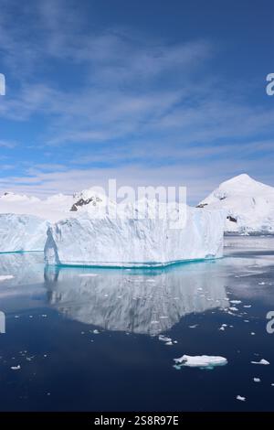 Eisbergreflexion in der Antarktis Stockfoto