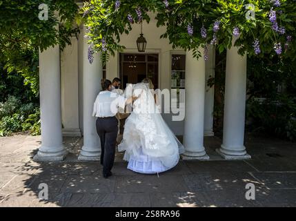 Die Braut kommt herein, Pembroke Lodge, Hochzeitsort für ihre Hochzeit. Stockfoto