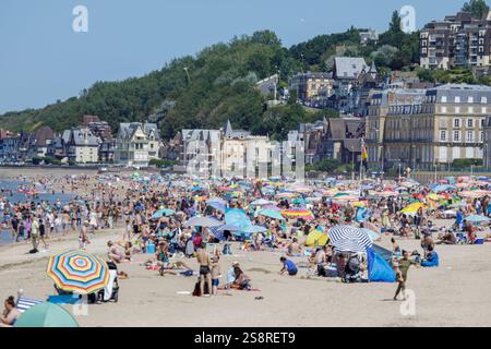 Frankreich, Region Normandie, Departement Calvados, Cote Fleurie, Trouville-sur-Mer, Strand, Massen von Urlaubern Stockfoto