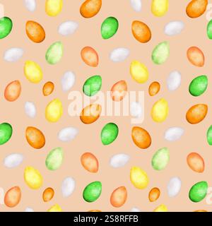 Nahtloses Muster mit Ostereiern auf orangem Hintergrund. Gelbe, grüne, orange und weiße Eier. Urlaubsclipart. Handgezeichnete Aquarellillustration. Stockfoto