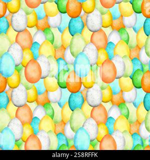 Nahtloses Ostermuster mit blauen, gelben, grünen, orangen und weißen Eiern. Osterferien-Clipart. Handgezeichnete Aquarellillustration. Stockfoto