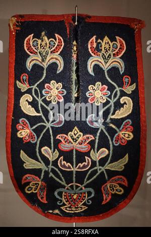 Isländisch, 18. Jahrhundert, traditionell, Damen, formelle Kleidung. Hergestellt aus eingeführten Stoffen, die mit Gold- oder Silberfäden bestickt sind. Kragen an einem alten Damenkostüm mit Stickerei aus Metallfäden, Spulenspitze aus Metallfäden und Perlen. 19. Jahrhundert, lose Tasche, getragen von Frauen, mit schattiger Blumenstickerei aus mehrfarbigem Wollgarn. Stockfoto