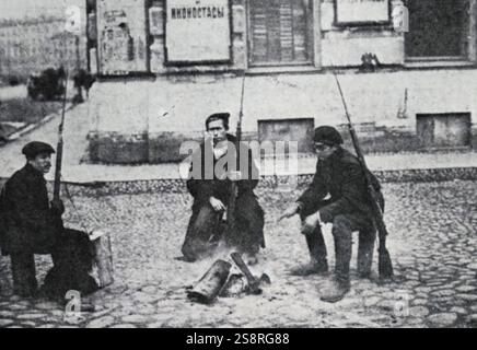 Foto von Soldaten mit ihren Gewehren in der Straße während der Februarrevolution von 1917. Vom 20. Jahrhundert Stockfoto