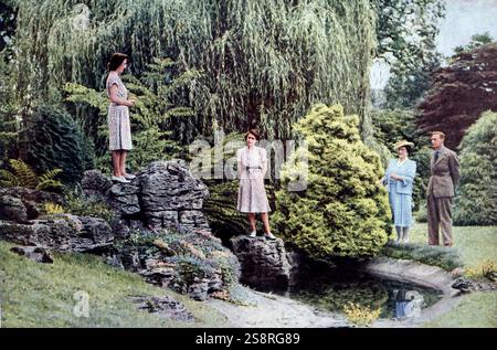 King George VI mit Königin Elizabeth und ihre Töchter Elizabeth (später Königin Elizabeth II.) und Prinzessin Margaret. Vom 20. Jahrhundert Stockfoto