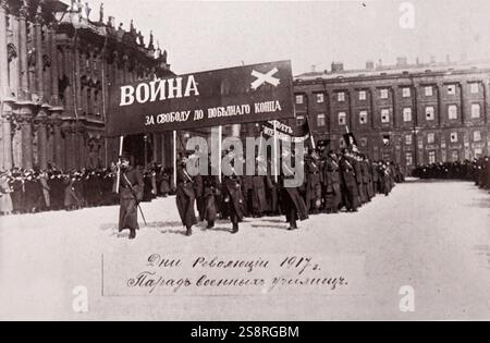 Foto von russischen Soldaten vorbei marschierenden das Winterpalais in Petrograd. Die Soldaten sind mit einem Banner, die auf dem Krieg für die Freiheit" übersetzt. Vom 20. Jahrhundert Stockfoto