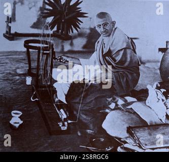 Mohandas Gandhi (1869 - 1948) war der bedeutendste Führer der indischen Unabhängigkeitsbewegung in Britisch - Indien regiert. Hier an einem Spinnrad Hause gesehen-spun Tuch Stockfoto