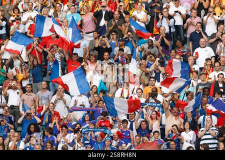 MÖNCHENGLADBACH, DEUTSCHLAND - 5. JULI: Die französischen Fans bejubeln ihre Mannschaft vor dem Spiel der FIFA Frauen-Weltmeisterschaft Gruppe A gegen Deutschland im Stadion im Borussia Park am 5. Juli 2011 in Mönchengladbach. Nur redaktionelle Verwendung. Kommerzielle Nutzung verboten. (Foto: Jonathan Paul Larsen / Diadem Images) Stockfoto