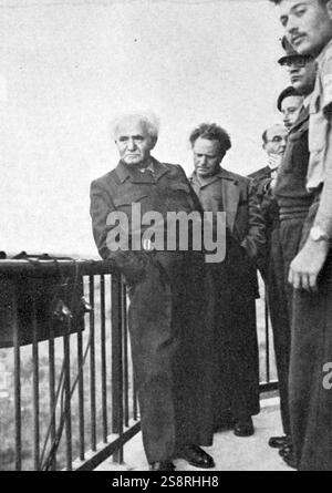 Der israelische Premierminister David Ben Gurion mit hochrangigen Militärs und der Regierung. 1956. Israel Galiläa und Levi Eschkol sind in dieser Gruppe Stockfoto