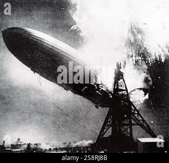 Foto während der Hindenburg Katastrophe getroffen. Ein deutscher Fluggast Luftschiff LZ 129 Hindenburg fing Feuer und wurde zerstört, während Sie versuchen, Dock an der Naval Air Station Lakehurst. Vom 20. Jahrhundert Stockfoto