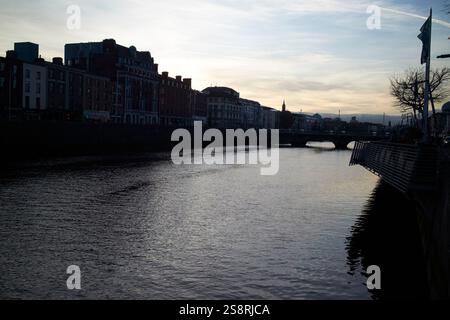 Silhouette der Tempelbar und des Flusses liffey im Stadtzentrum von dublin bei Sonnenuntergang dublin republik irland Stockfoto