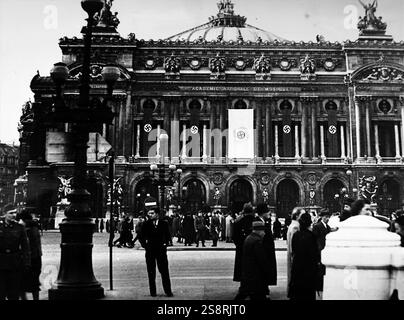 Foto von NS-Fahnen hängen von der Pariser Oper, die während der deutschen Besetzung Frankreichs im zweiten Weltkrieg. Vom 20. Jahrhundert Stockfoto