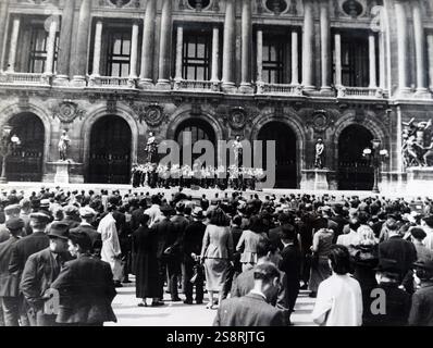 Foto von NS-Soldaten vor einer Kirche singen in Paris während der deutschen Besetzung Frankreichs im zweiten Weltkrieg. Vom 20. Jahrhundert Stockfoto