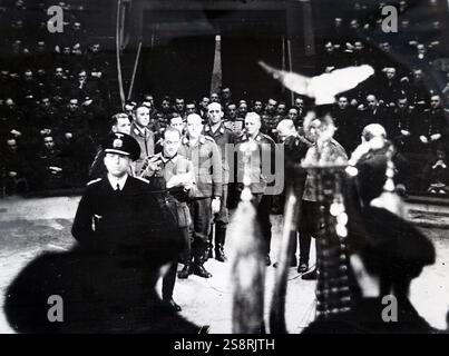 Foto von NS-Soldaten singen zu Beginn der Zirkus in Paris während der deutschen Besetzung Frankreichs im zweiten Weltkrieg. Vom 20. Jahrhundert Stockfoto