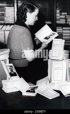 Foto von einer Buchhandlung Verkauf von Kopien von 'La France Nouvelle", die von Marschall Philippe Pétain. "New France". Grundsätze der Gemeinschaft", Juni 1941. Marschall Petain erklärt der französischen, der die Anforderungen seiner Politik und die Bedingungen der nationalen Recovery. Dies ist Petain, Zusammenarbeit mit Deutschland während der ära Vichy und der deutschen Besetzung Frankreichs im zweiten Weltkrieg zu rechtfertigen. Vom 20. Jahrhundert Stockfoto