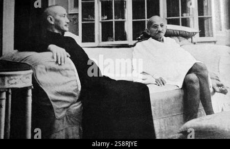 Mohandas Karamchand Gandhi (1869 - 1948) mit Marschall Chiang Kai-shek, Kalkutta, Februar 1942. Gandhi war der überragende Führer der indischen Unabhängigkeitsbewegung in Britisch - Indien regiert. Chiang Kai-shek (1887 - 1975); Chinesische politische und militärische Führer, der als Führer der Republik China zwischen 1928 und 1975 diente Stockfoto