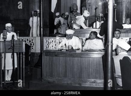 Nehru erklärt der Unabhängigkeit Indiens 1947. Jawaharlal Nehru (1889-1964) der erste Premierminister von Indien und eine zentrale Figur in der indischen Politik vor und nach der Unabhängigkeit. Führer der indischen Unabhängigkeitsbewegung unter der Vormundschaft von Mahatma Gandhi und beherrschten Indien von der Gründung als unabhängige Nation 1947 bis zu seinem Tod im Jahr 1964. Stockfoto