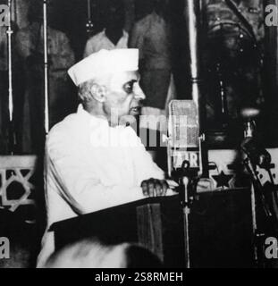 Der indische Premierminister Jawaharlal Nehru Adressen Parlament nach der Unabhängigkeit und Teilung 1947 Stockfoto