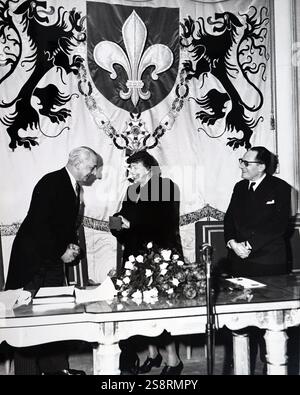 Foto von Eleanor Roosevelt, die eine Goldmedaille und den Titel "Ehrenbürger der'. Eleanor Roosevelt (1884-1962) ein US-amerikanischer Politiker und ehemalige First Lady der Vereinigten Staaten von Amerika. Vom 20. Jahrhundert Stockfoto