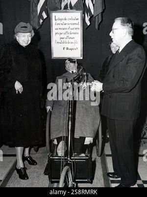 Foto von Eleanor Roosevelt, der Besuch einer Rehabilitation Centre. Eleanor Roosevelt (1884-1962) ein US-amerikanischer Politiker und ehemalige First Lady der Vereinigten Staaten von Amerika. Vom 20. Jahrhundert Stockfoto