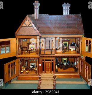 Queen Mary’s House 1887. Puppenhaus im Art-and-Crafts-Stil, aus dem späten 19. Jahrhundert. Im Besitz von Queen?A?? Die Gemahlin von George V. Sie kaufte Möbel für das Haus Stockfoto